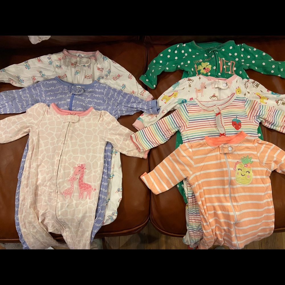 9 pairs pajamas/sleep &play